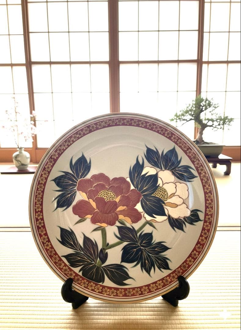 【美品】九谷焼 隆仙作 牡丹文 飾皿 皿立・共箱付き 金彩