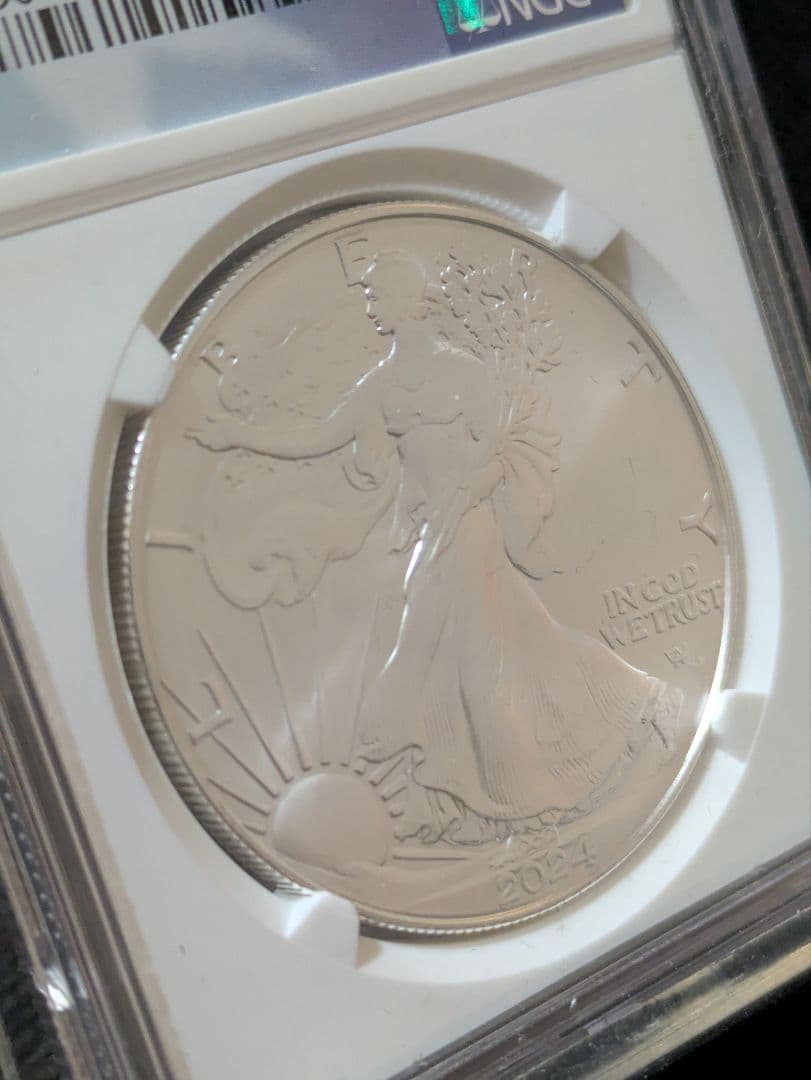 【超激レア！！米国造幣局史上初！】国内未流通の特別なアメリカンシルバーイーグル