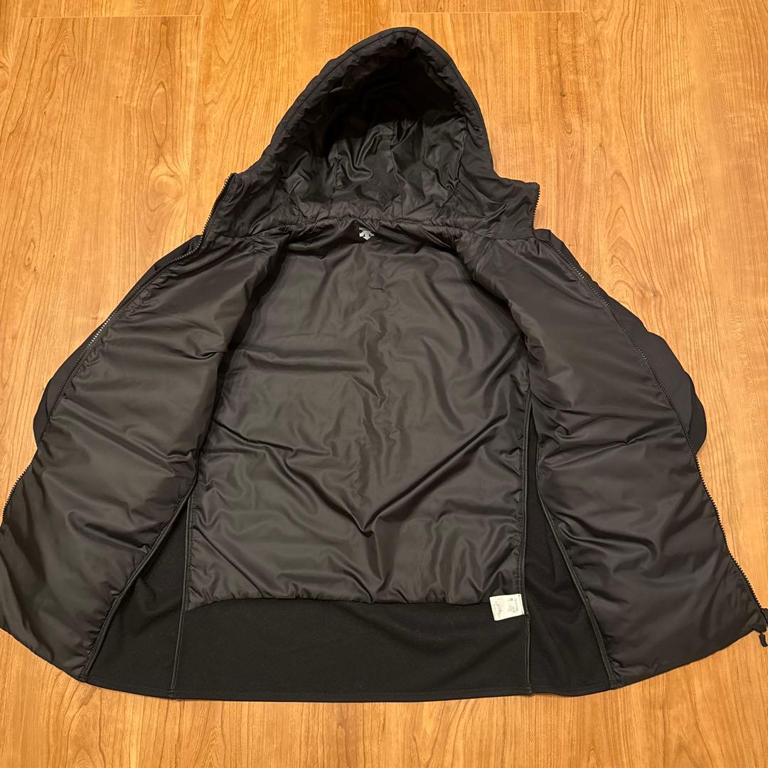 デサント　黒 フード付き ダウンジャケット