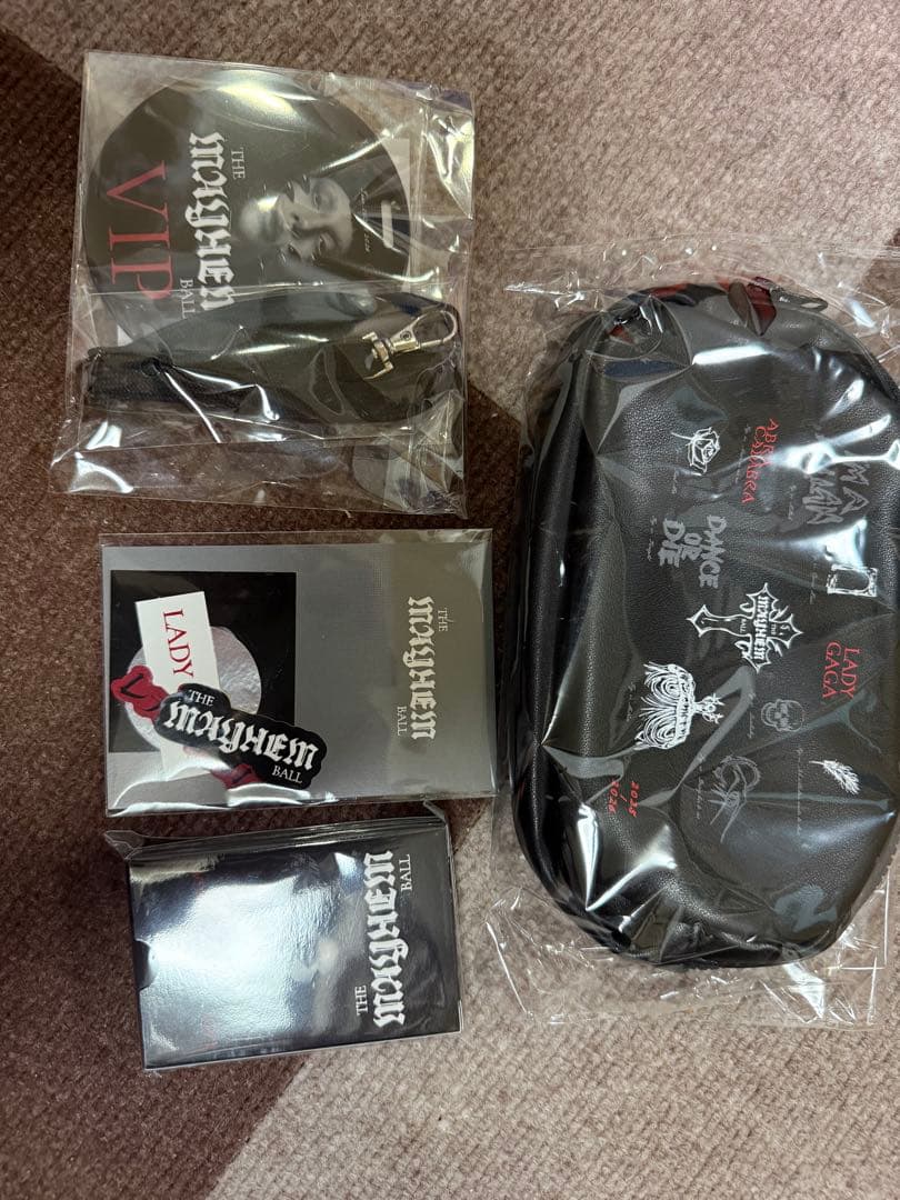 レディガガ　VIP シルバー　グッズ