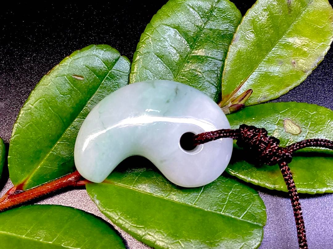 ✳premium糸魚川翡翠 紐付勾玉ネックレス いつも一緒の御守りに　鑑別書付