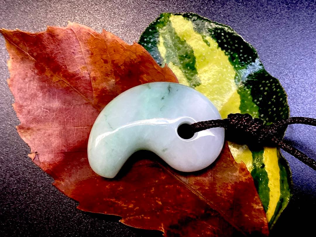 ✳premium糸魚川翡翠 紐付勾玉ネックレス いつも一緒の御守りに　鑑別書付