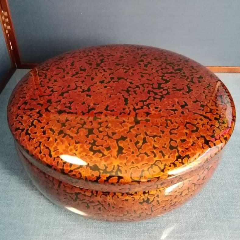 会津塗り金虫茶びつ　(津軽塗りではありません)