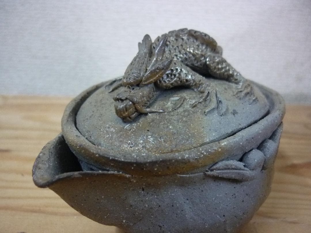 時代　備前焼の古い荒土龍宝瓶 在銘　青備前に金彩　細密龍細工