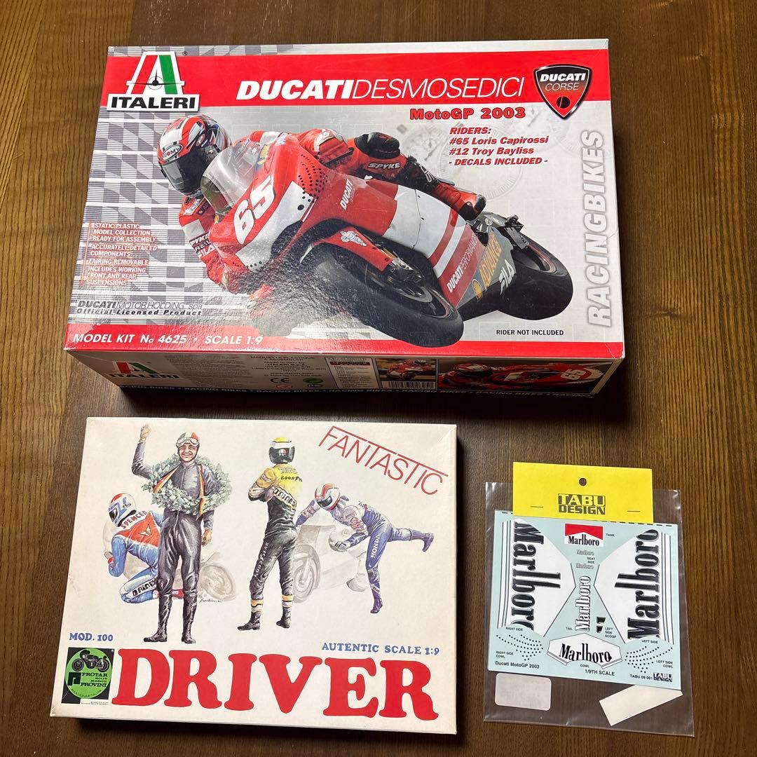 イタレリ　オートバイ　プラモデル　1/9 ドゥカティ　＆　ライダーフィギュア