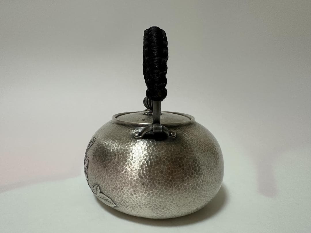 純銀製 牡丹彫り 槌目 菊摘 湯沸 銀瓶 煎茶道具