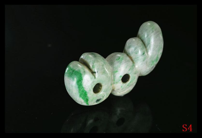 縄文期　極希少　糸魚川ろうかん硬玉本翡翠製　翠緑白色穿孔異状蚕獣形勾玉　出土石器