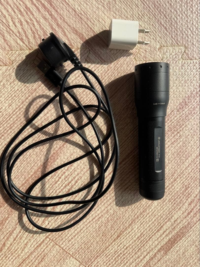 LEDLENSER LEDハンディライト ブラック 充電器付き