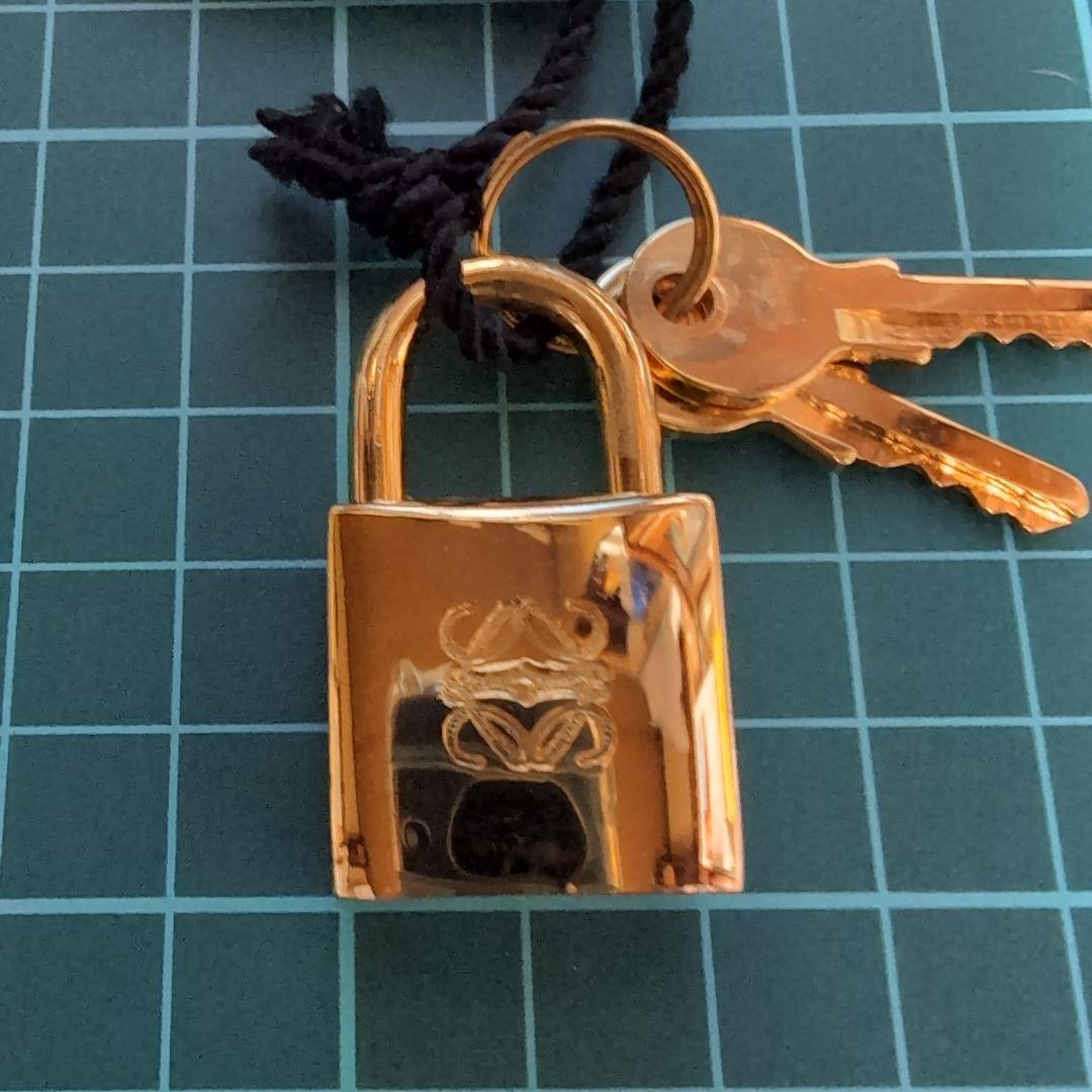 美品LOEWE ゴールド カデナ ネームタグ、クロシェット