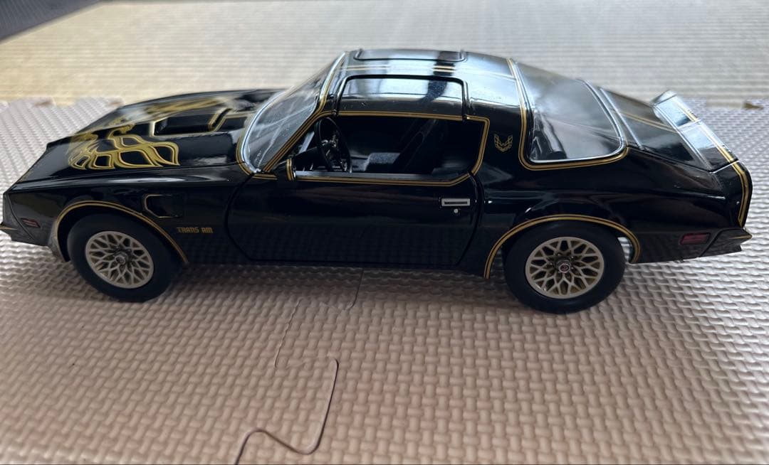 1977 PONTIAC FIREBIRD T/Aの1/18スケールモデル