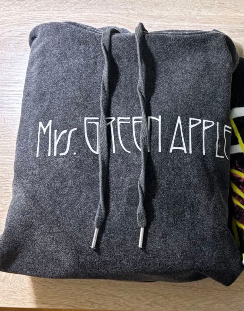 Mrs. GREEN APPLE フーディー【金テープ付き】