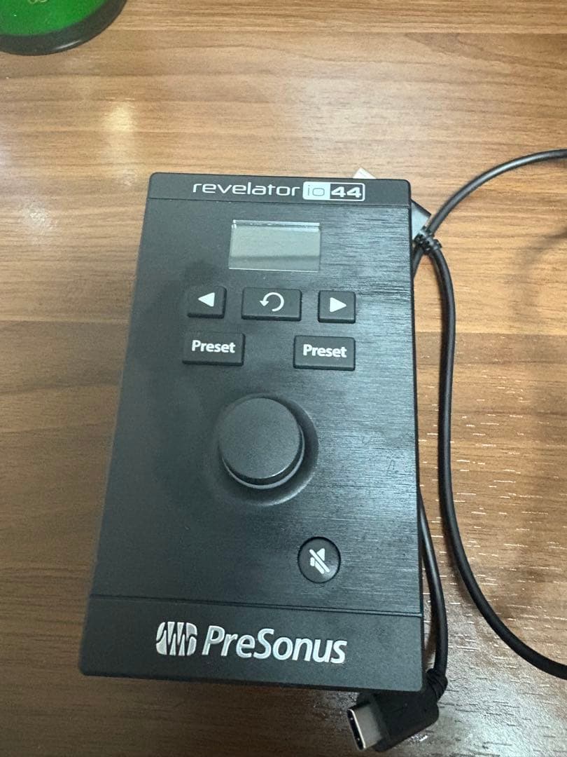 PreSonus revelator io44 本体とUSBケーブル