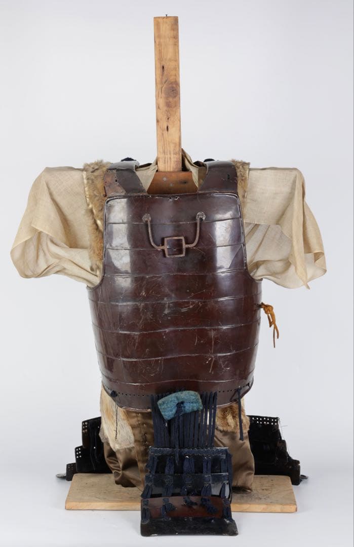 【江戸期】漆塗横剥二枚胴 毛皮羽織 草摺甲冑 鎧 武士具 時代武具 古美術 骨董