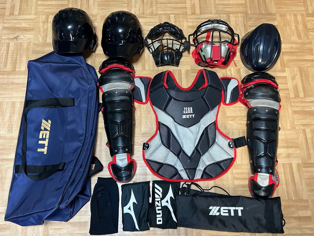 キャッチャー防具4点＋ヘルメット2点＋審判用マスク＋バック＋おまけ