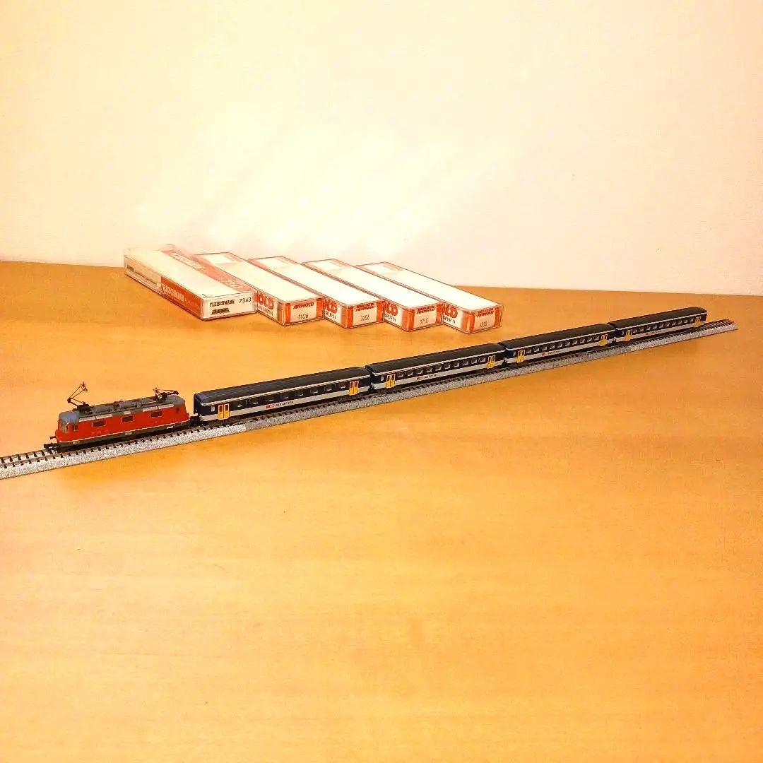 Nゲージ Fleischmann 電気機関車 及び Arnold 客車４両セット
