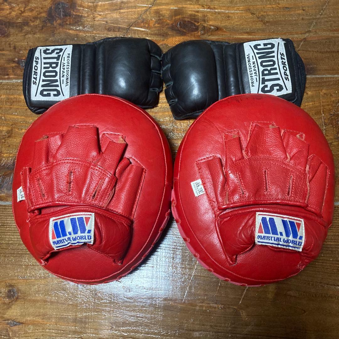 MMA MARTIAL WORLD パンチングミット 赤黒