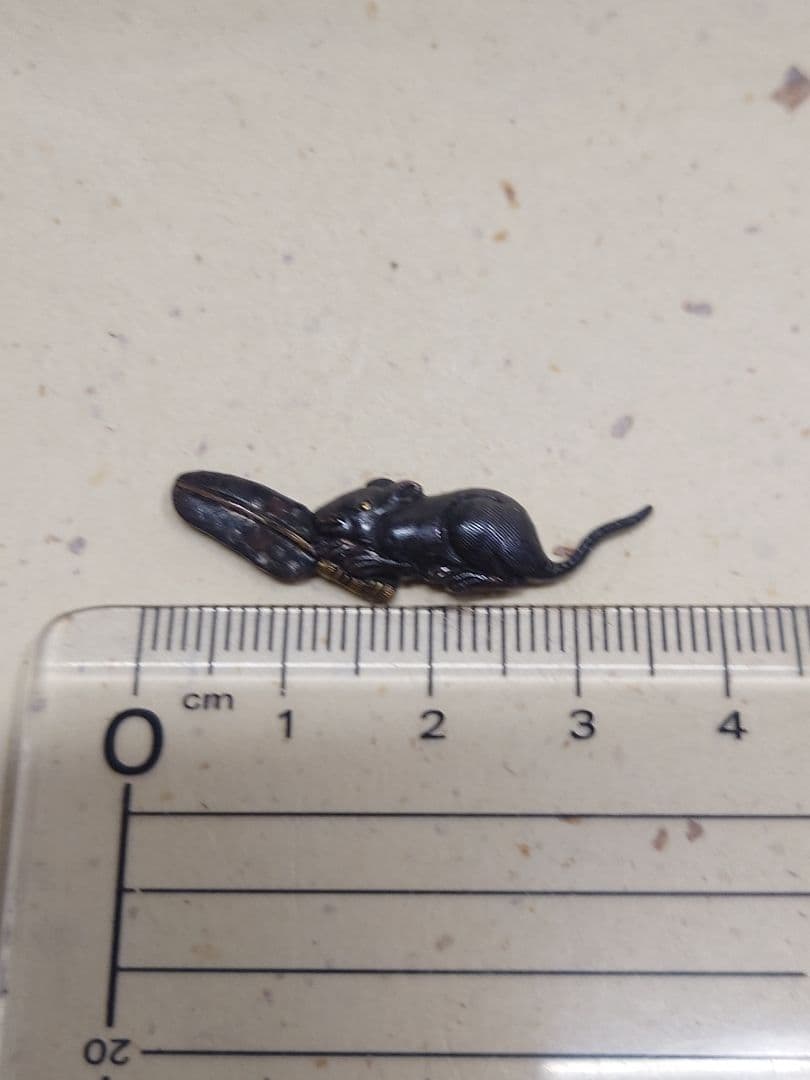 目貫、赤銅地に鼠に芭蕉