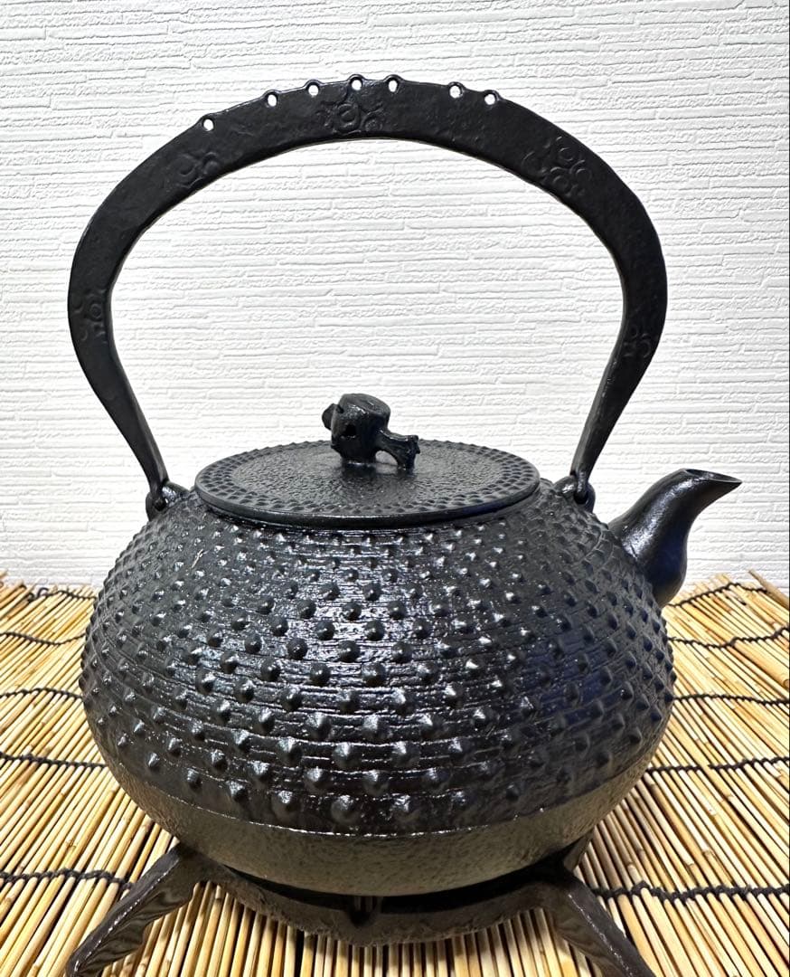 未使用品、栞付　南部成龍堂鋳造所　斎峰　及川光正造　宝珠形馬蹄鉉　南部鉄瓶　鉄瓶