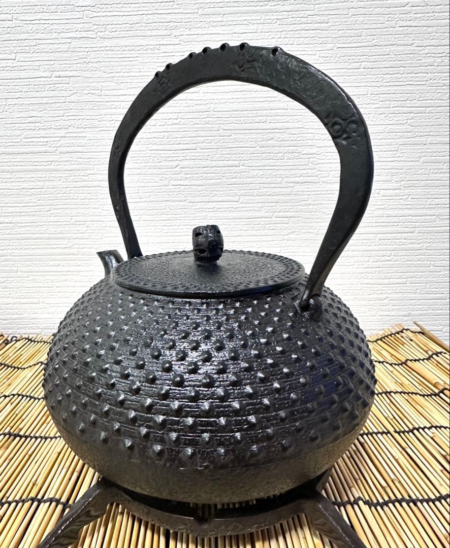 未使用品、栞付　南部成龍堂鋳造所　斎峰　及川光正造　宝珠形馬蹄鉉　南部鉄瓶　鉄瓶