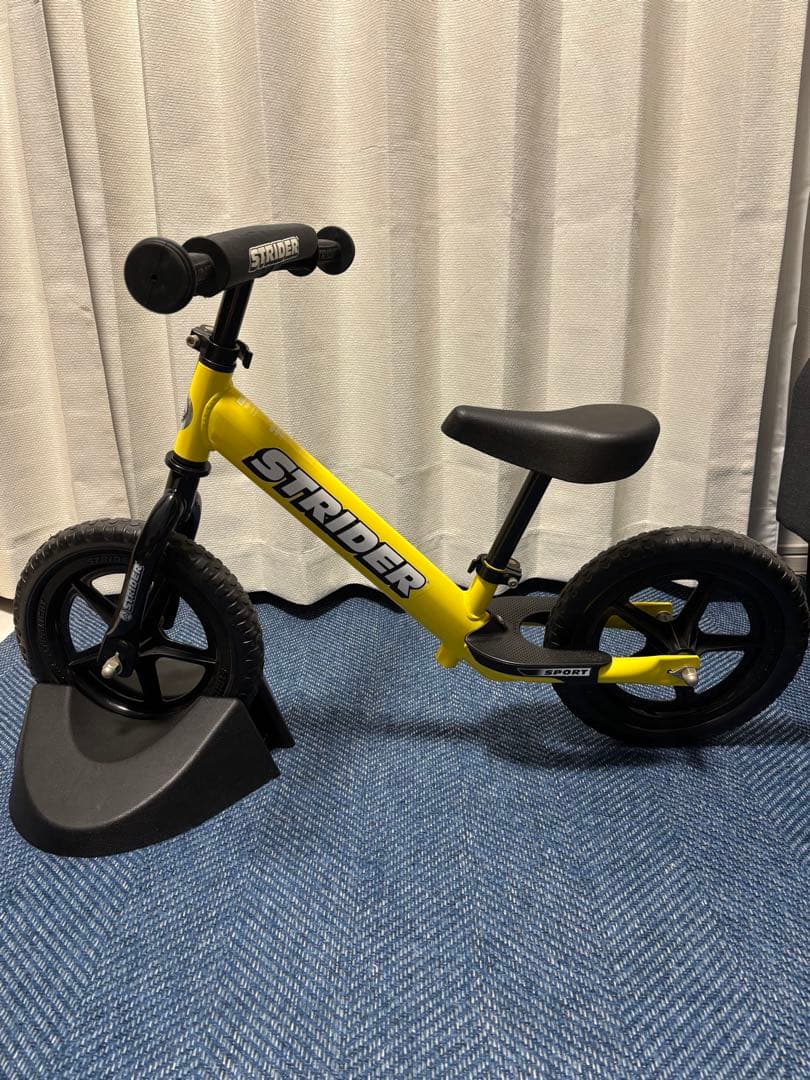 [美品] STRIDER バランスバイク 12インチイエロー　　　 スタンド付き