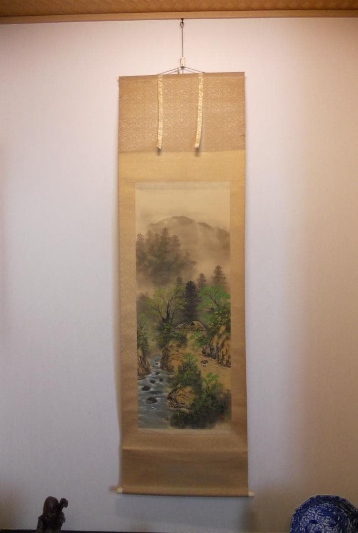 掛け軸 秀月 淡彩山水 絹本 希少 軸装 茶道具 掛軸 美品 です。