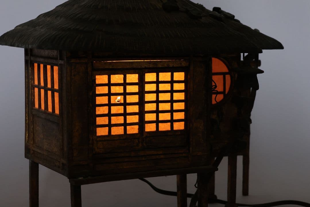 金工 銅製 葛屋灯篭 茅葺屋根 置灯籠 日本家屋 置物 ランプ【MA614】