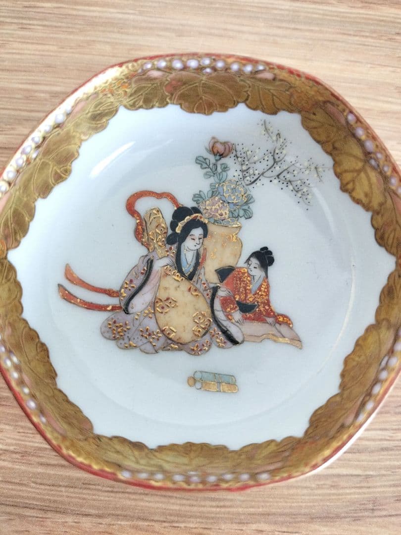 お値下げしました、九谷　六角人物・桐文　盃