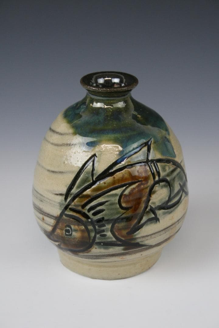 壺屋焼 人間国宝 金城次郎 作　刷毛目魚文徳利