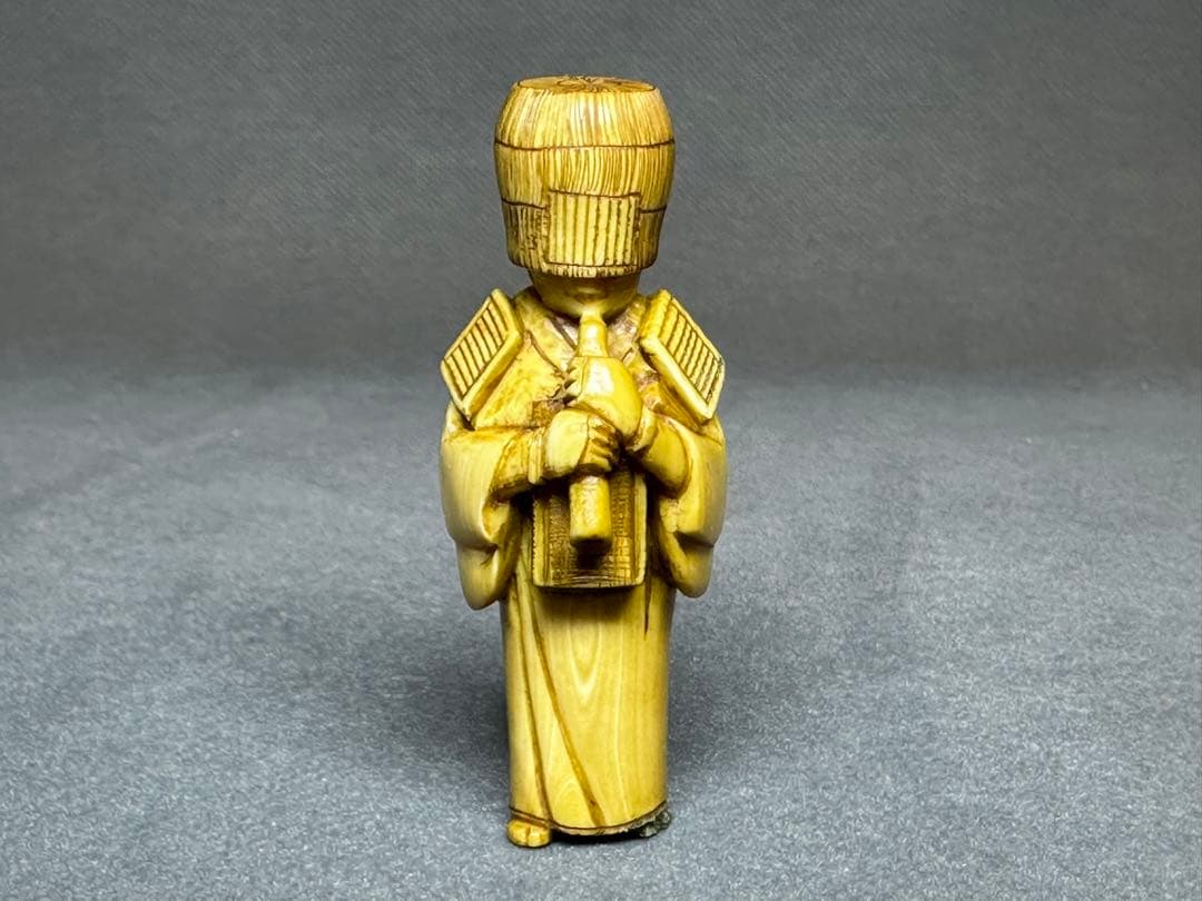 古根付　笛を吹く僧侶　置物　細密細工　骨董　アンティーク　彫刻 工芸品　在銘