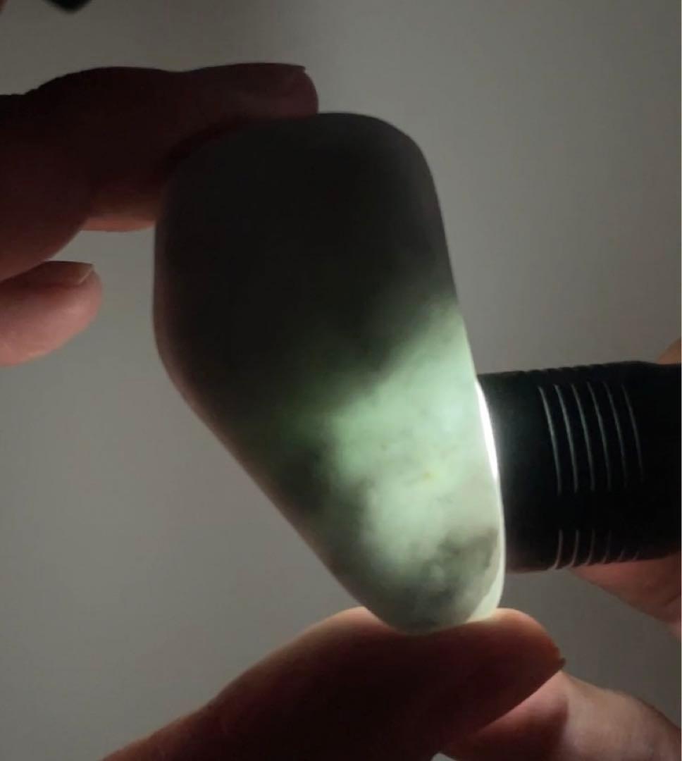 糸魚川翡翠 ヒスイ 69g 薄い緑×黒×白