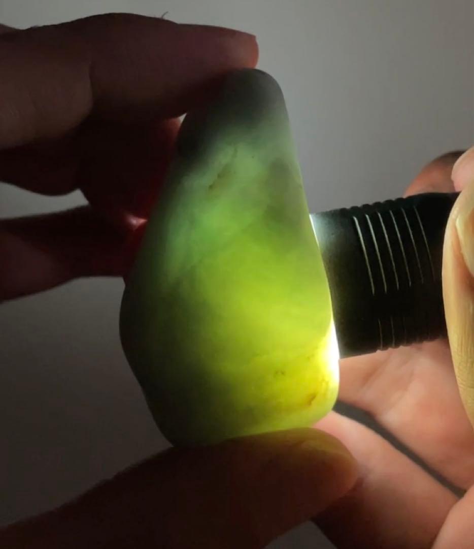 糸魚川翡翠 ヒスイ 69g 薄い緑×黒×白