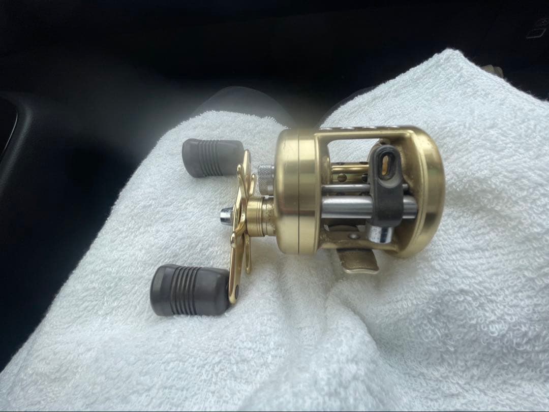 CALCUTTA 100XT ベイトリール ゴールド