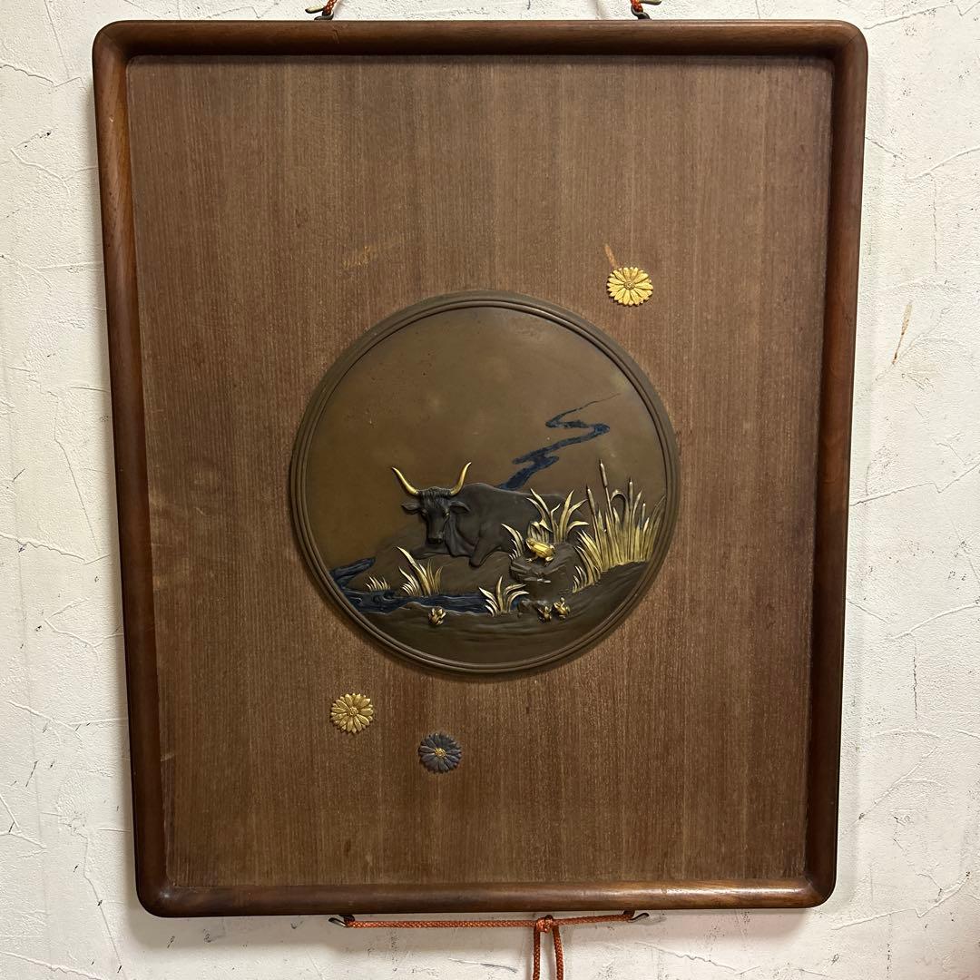 月夜？にたたずむ牛と蛙の銅と木製の壁掛け