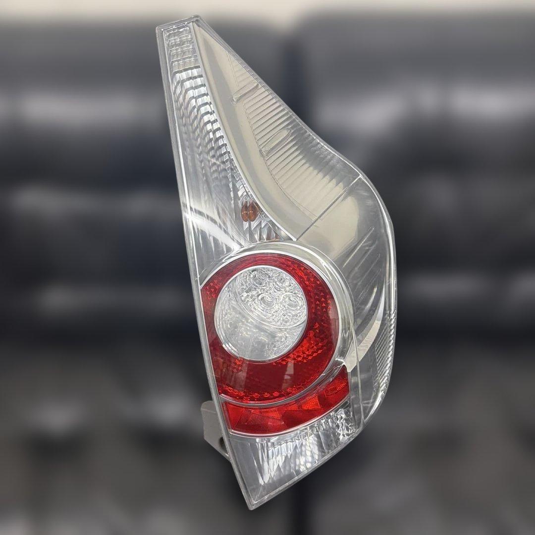 トヨタアクア NHP10 純正 右 テールランプ