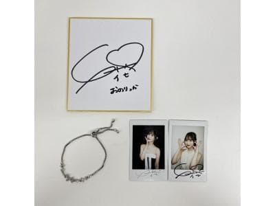 小野六花さんがパチンコ店来店時に着用したブレスレットに色紙とチェキのオマケ付き