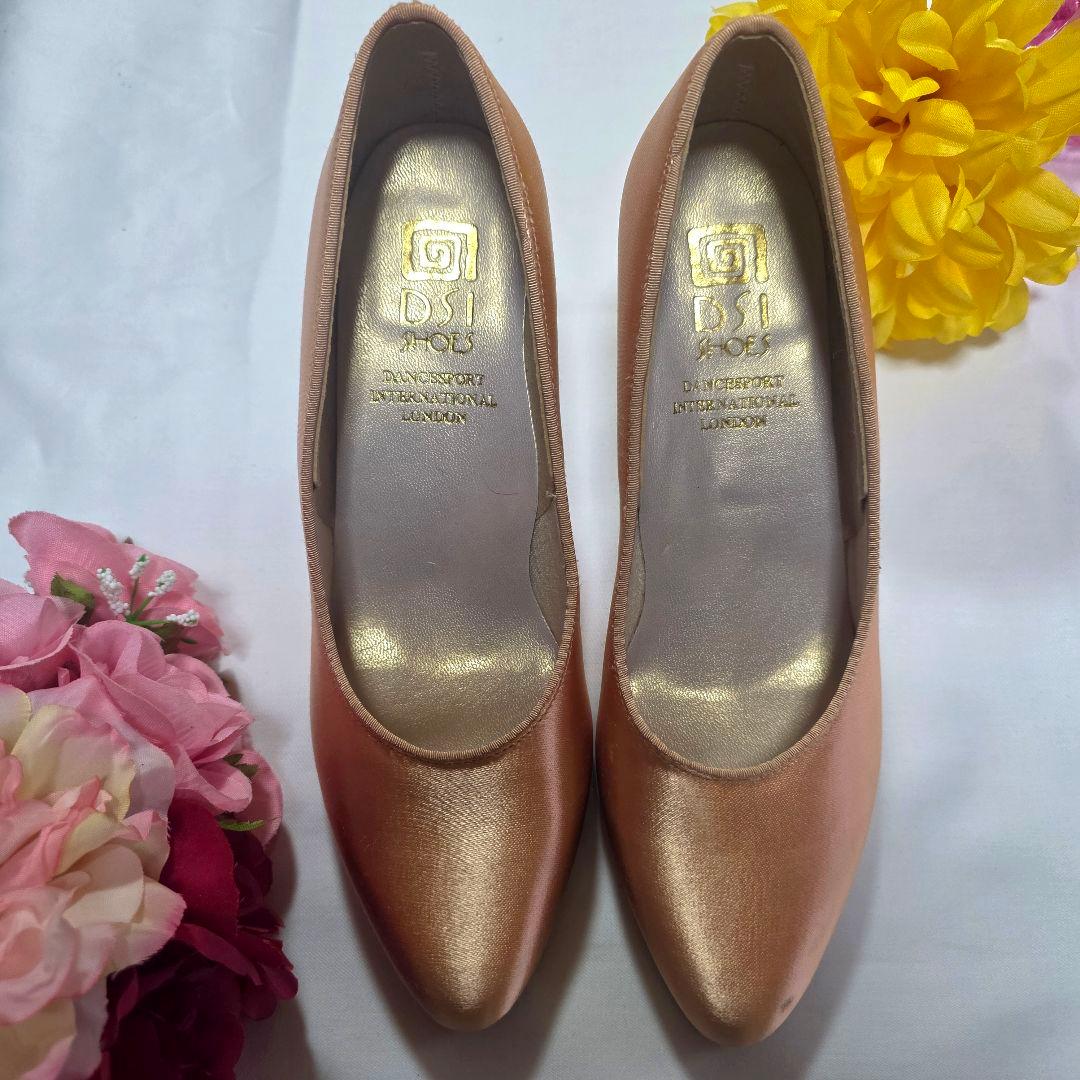 DSI Shoes ベージュサテンパンプス