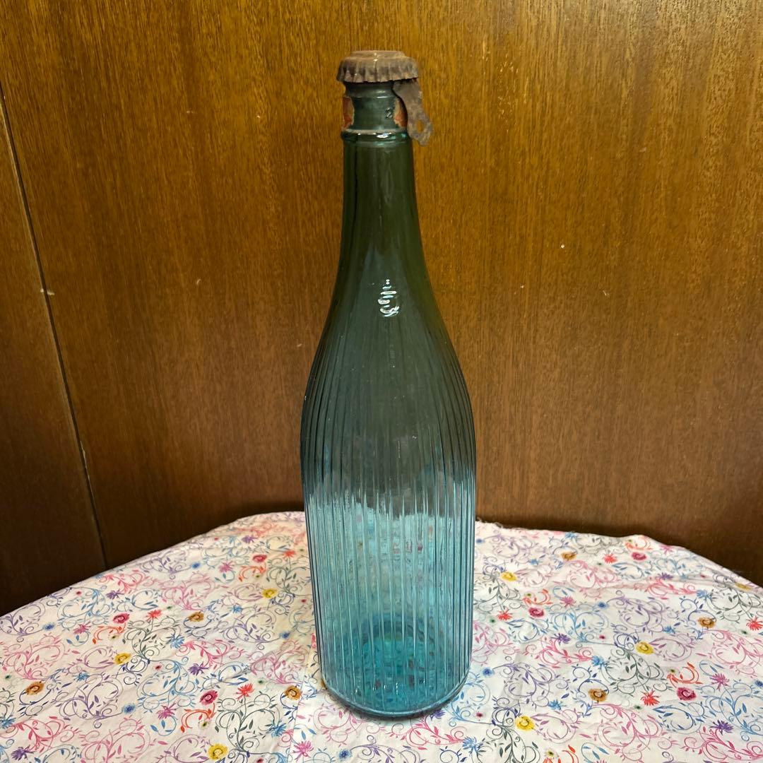 レトロ 稀少 王冠栓とストライプ アクアグリーン/青緑色の古い四合瓶 白鶴酒造