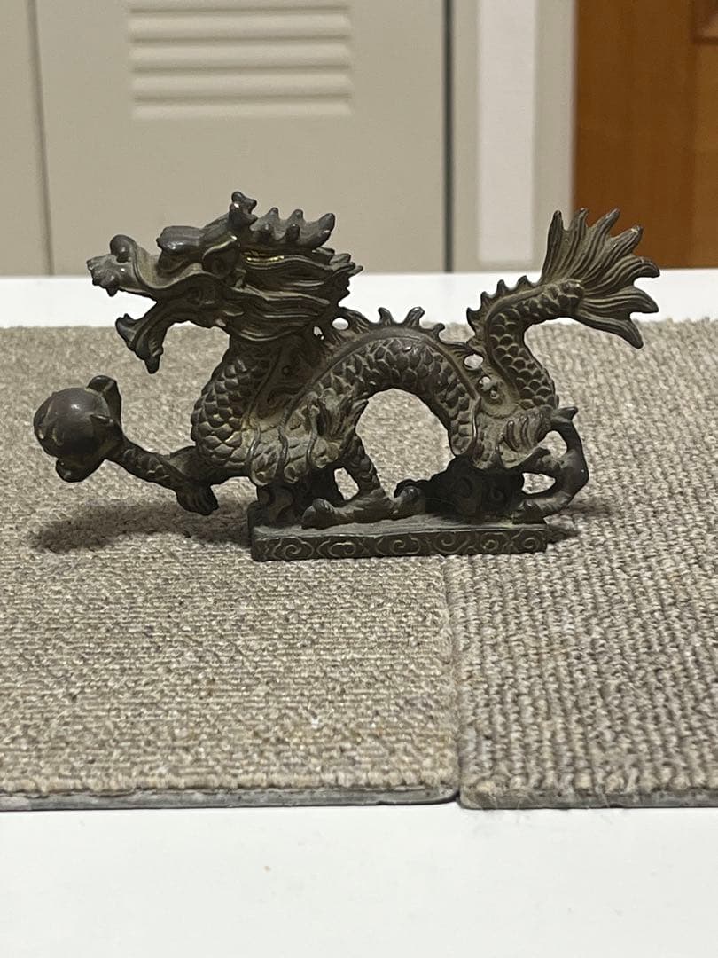 風水 置物 龍の置物 龍ドラゴン 5本爪 右手に玉を持つ龍 金属工芸 銅製 文鎮