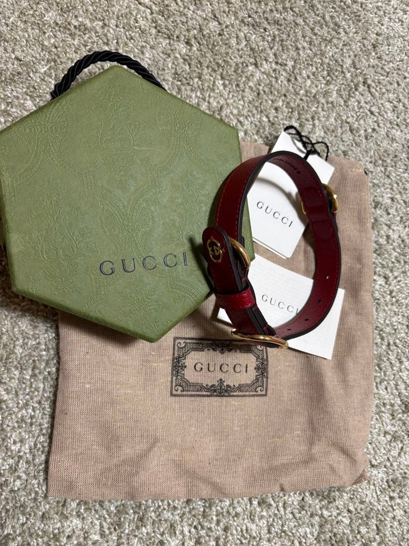 GUCCI レザー 赤い首輪