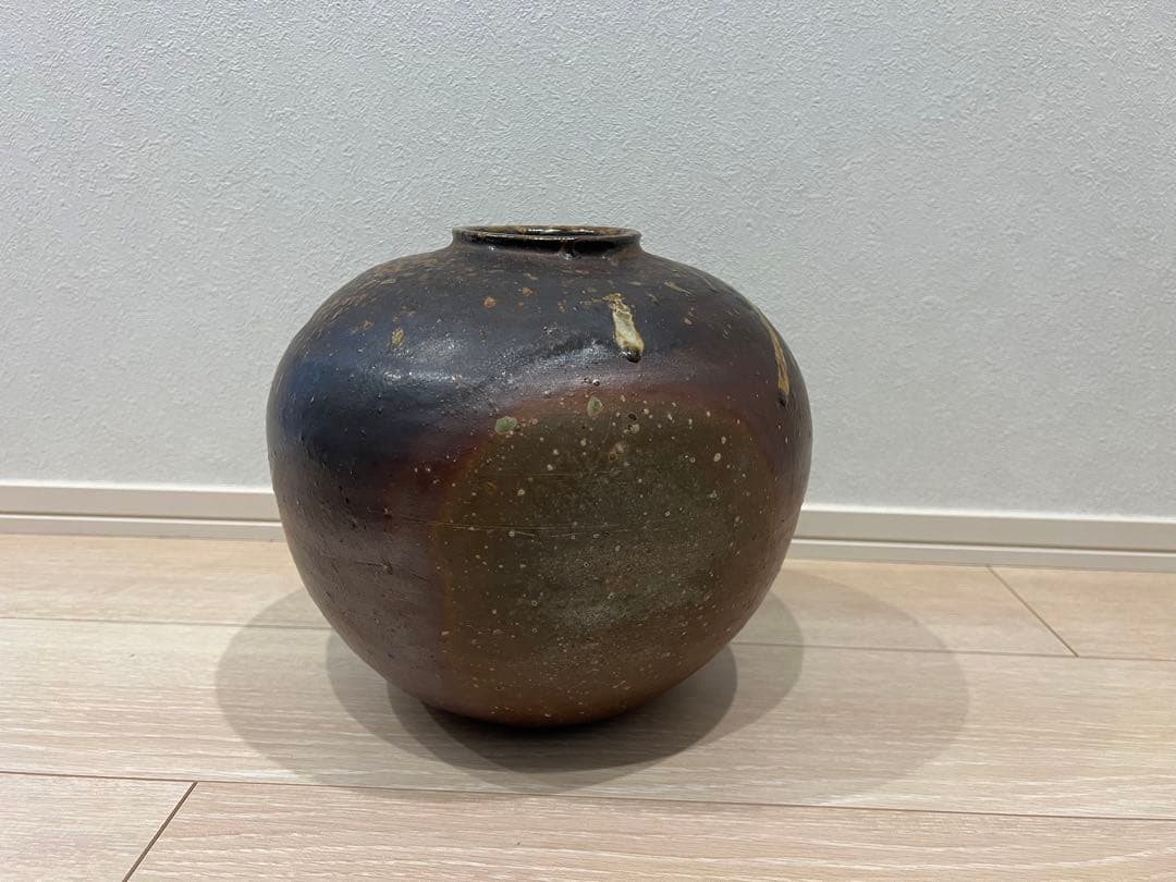 備前焼　黒茶色の陶器の花瓶 中型