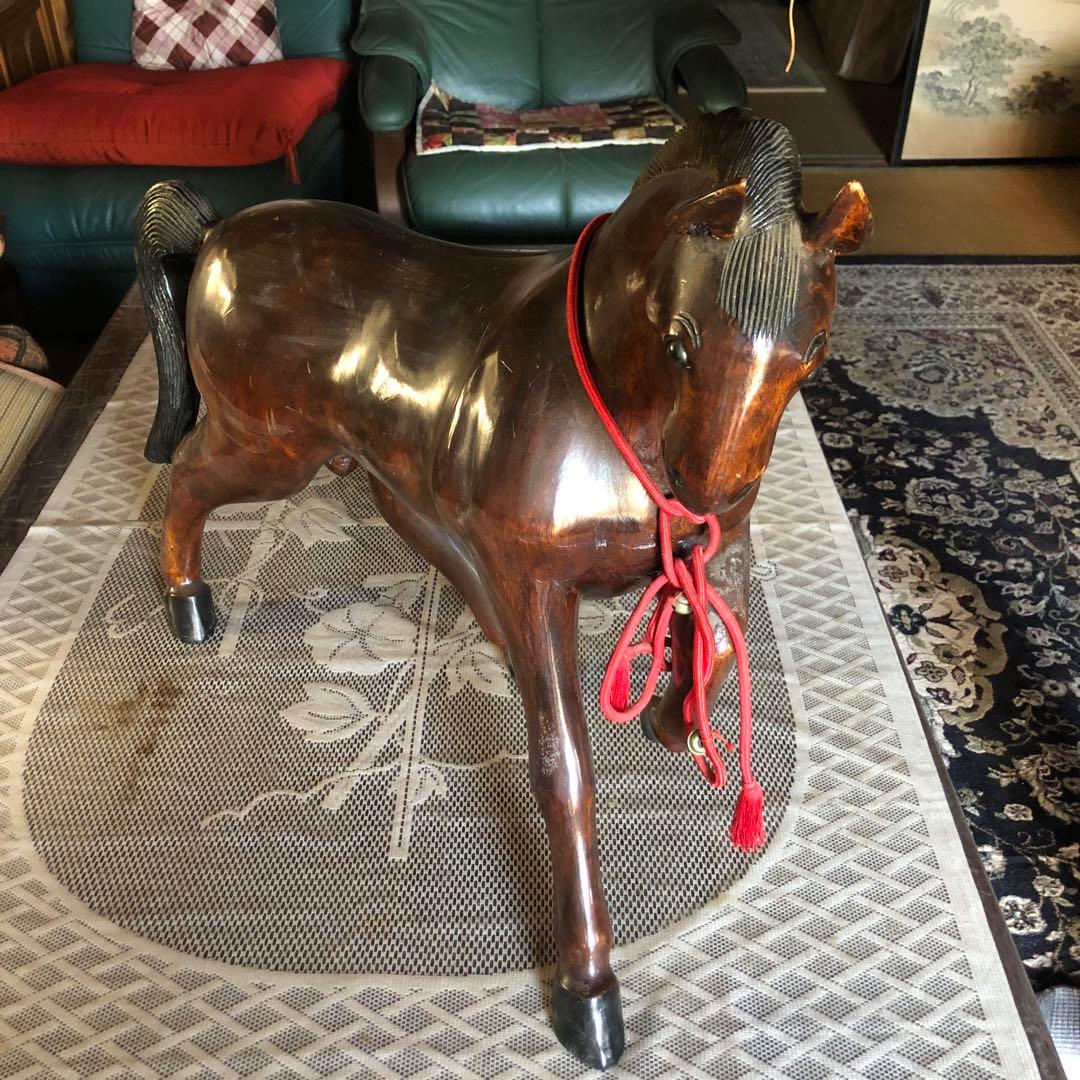 木製馬の彫刻 約60cm 赤い首輪付き