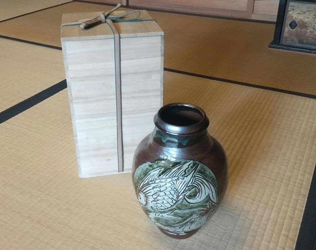 骨董　人間国宝　金城次郎　海老魚紋 高さ27.5cm　共箱