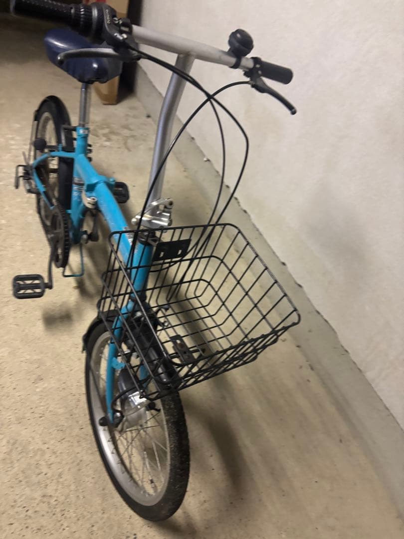 青い折りたたみ自転車 前バスケット付き