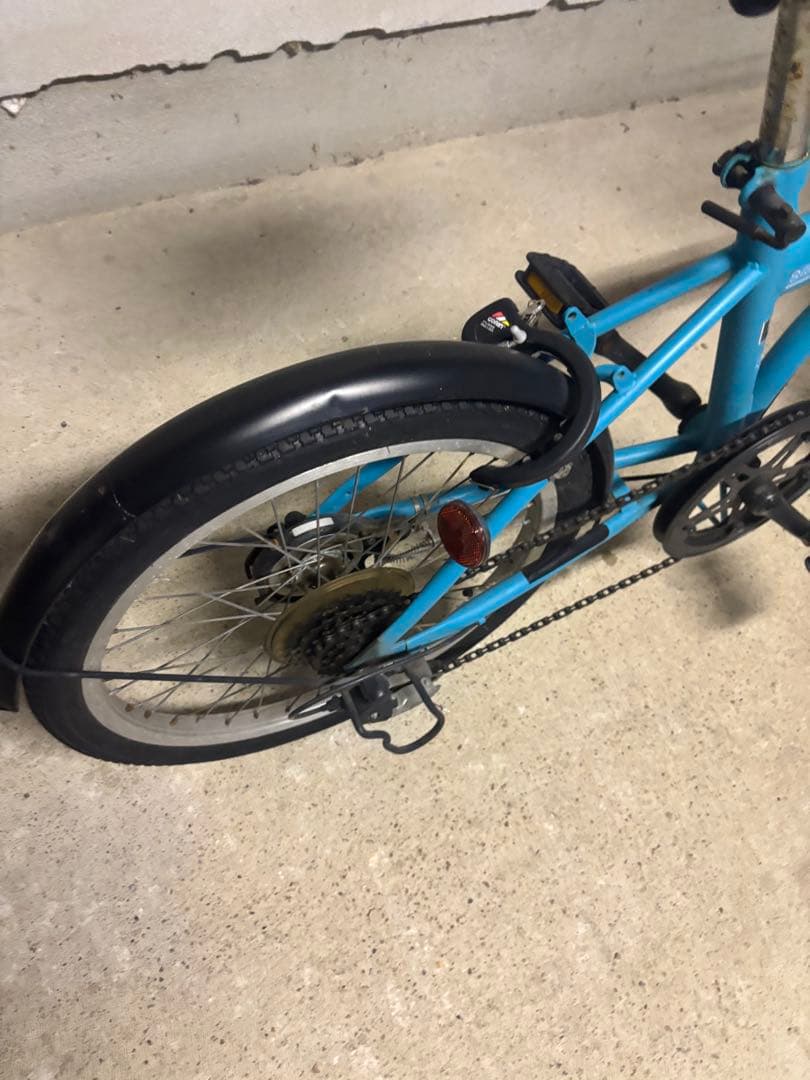 青い折りたたみ自転車 前バスケット付き