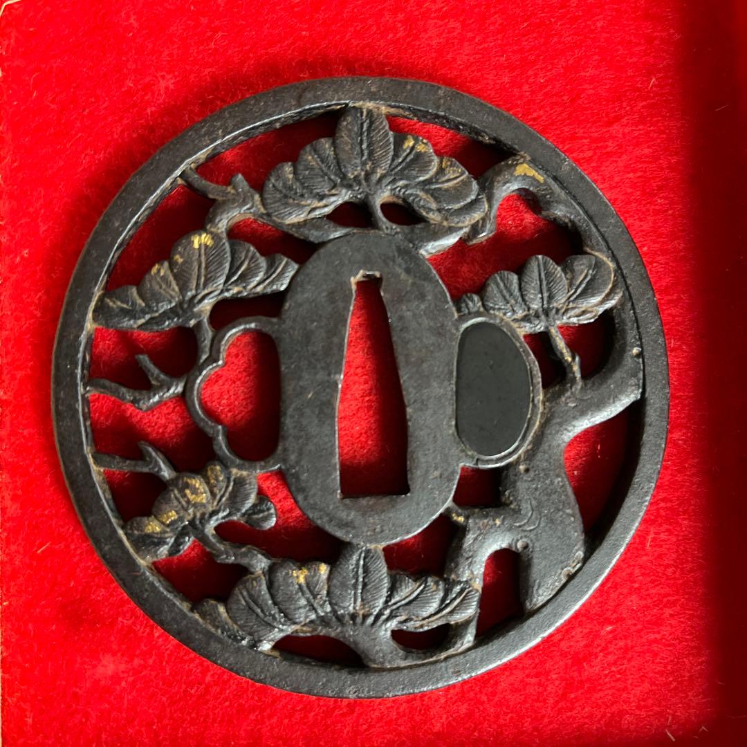 松図の透かし鉄鍔