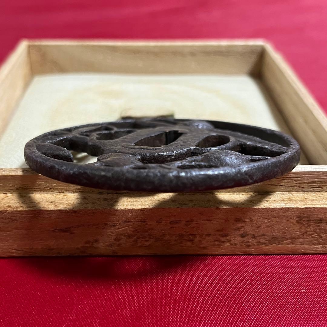 鍔　鍔　桃の図