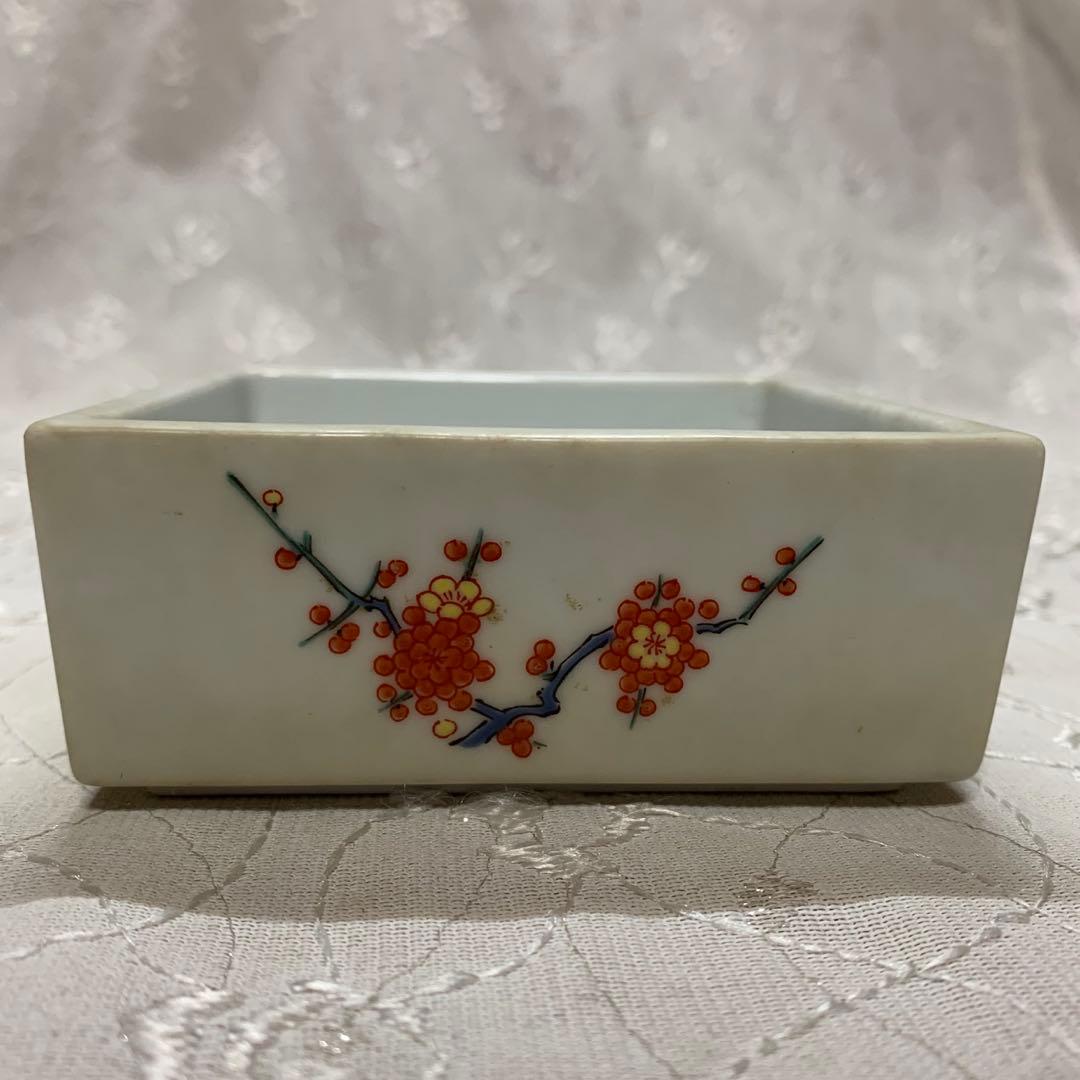 盆栽鉢　梅の絵　正方　白地　落款有り