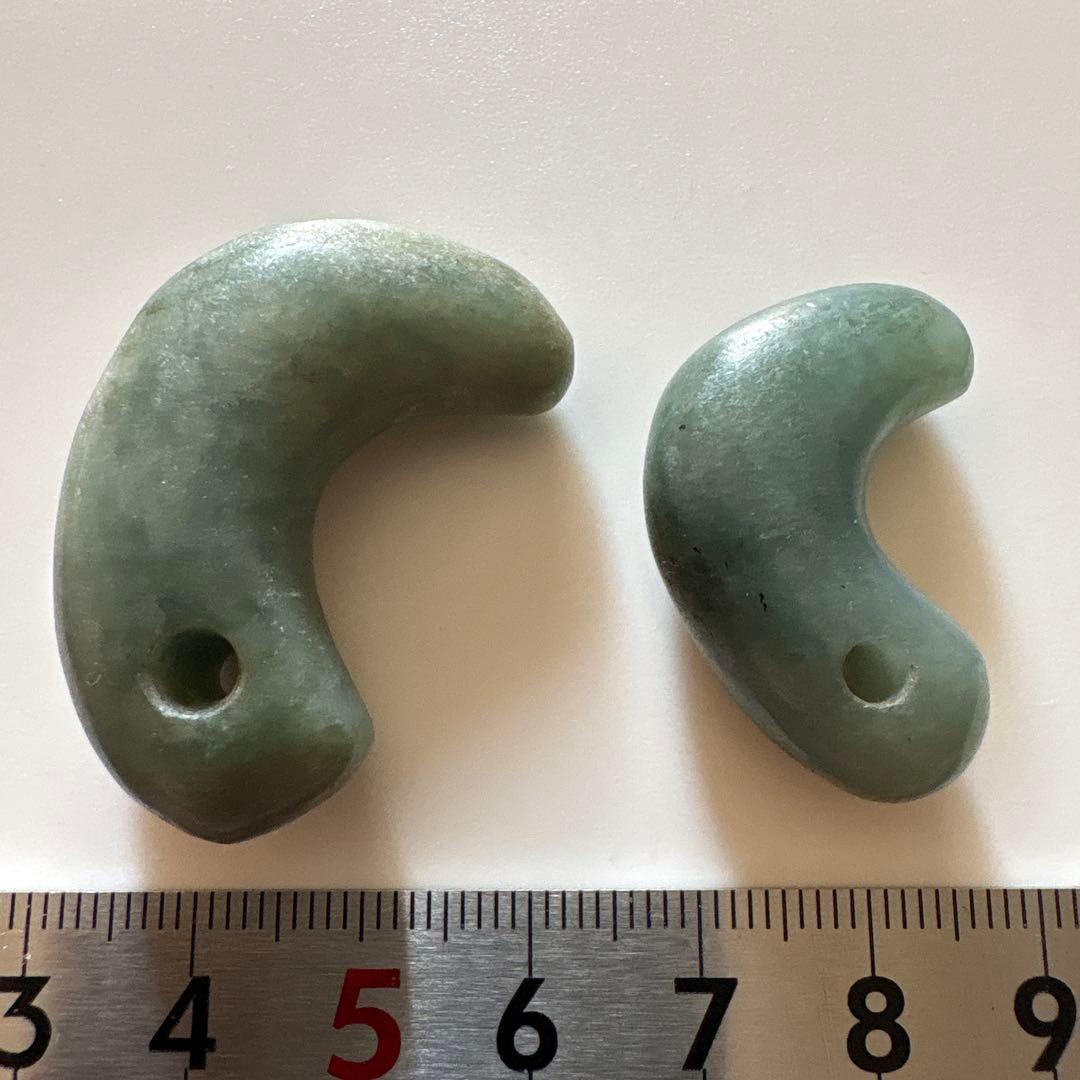 ヒスイ勾玉二つ