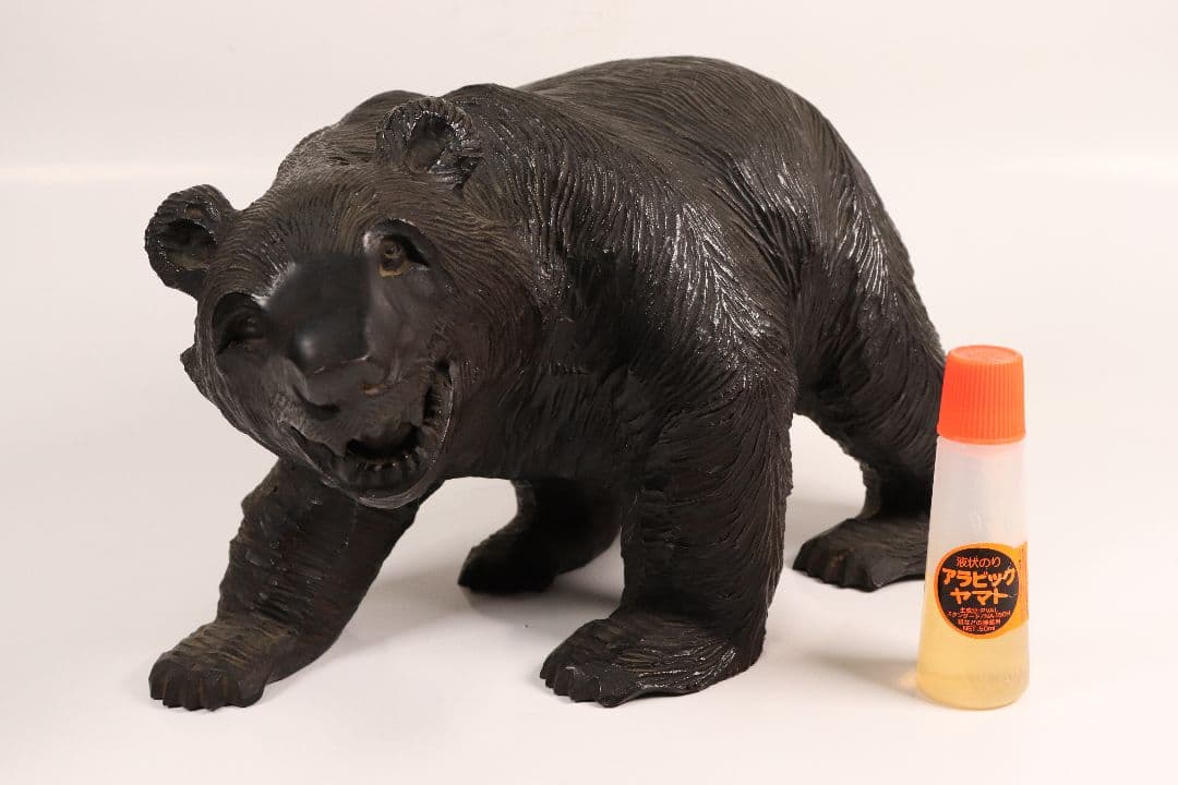 ブロンズ製の熊　木彫りの熊