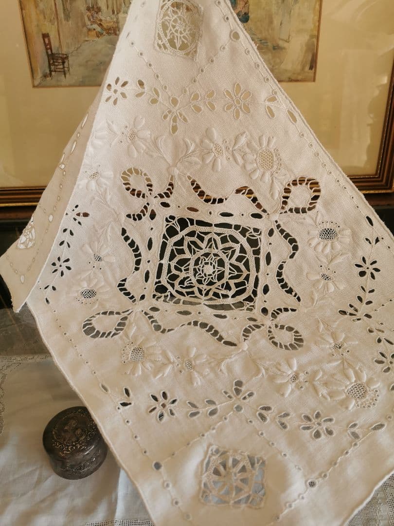 アンティークフランス 嵌込ニードルワーク 矢車菊＆アイレット刺繍 リネンクロス